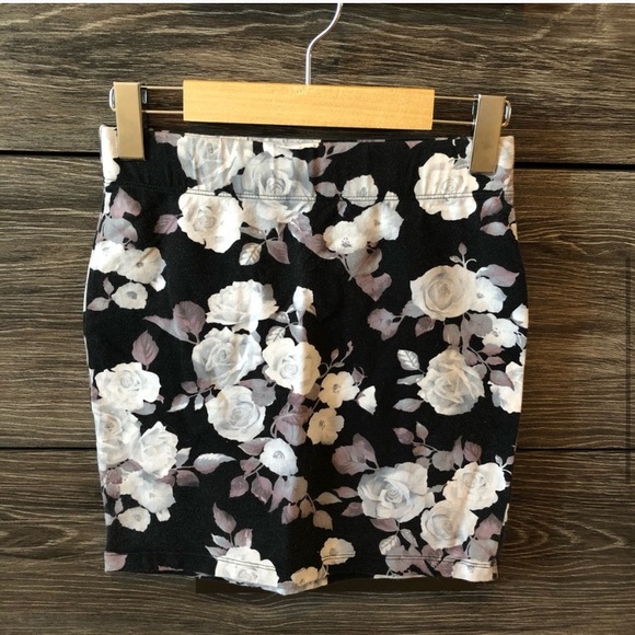 3 for 15 💕 Forever 21 floral mini skirt - Picture 1 of 2